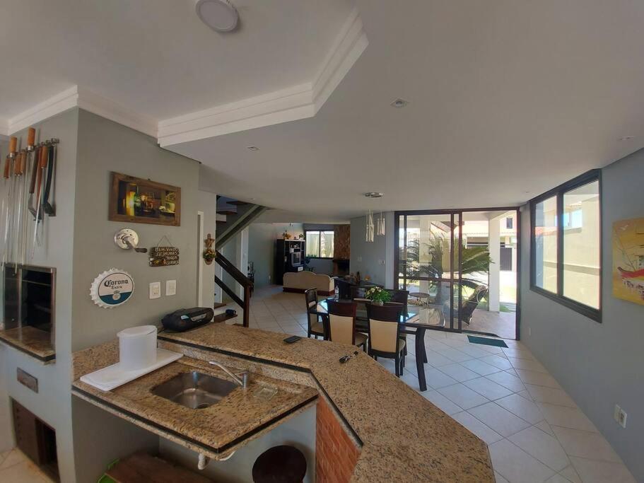 LINDA CASA COM PISCINA EM PICARRAS SC e VISTA PARA O MAR