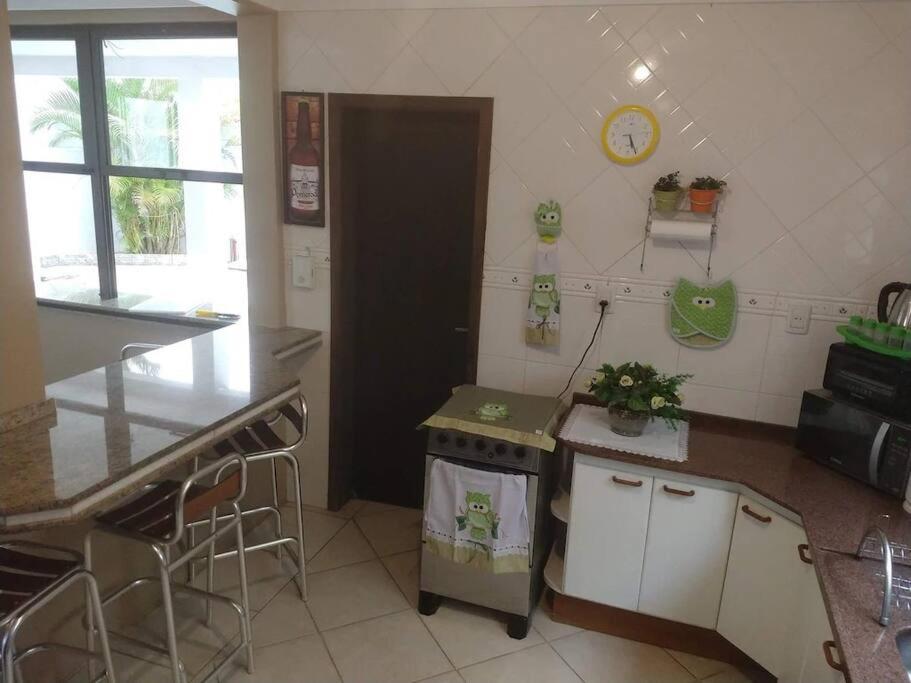 LINDA CASA COM PISCINA EM PICARRAS SC e VISTA PARA O MAR