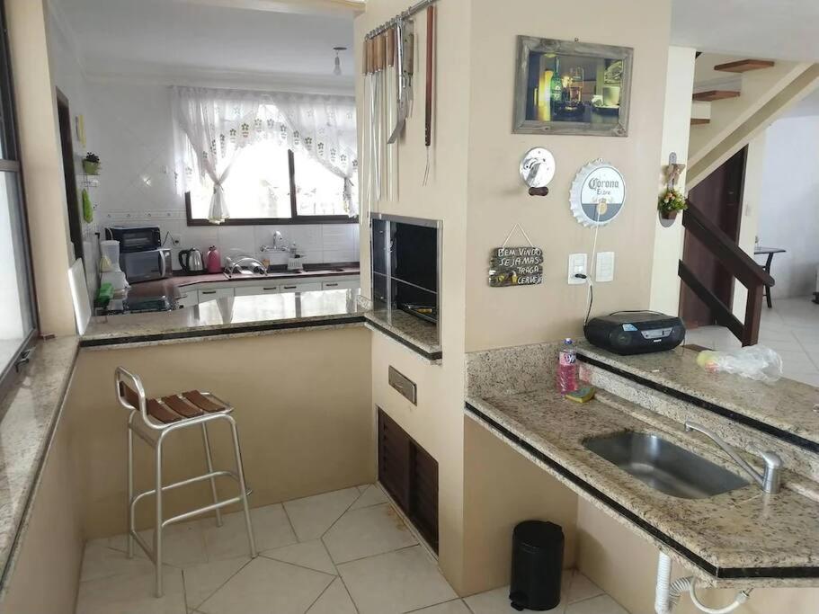 LINDA CASA COM PISCINA EM PICARRAS SC e VISTA PARA O MAR