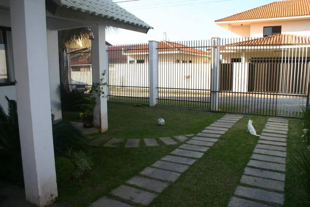 LINDA CASA COM PISCINA EM PICARRAS SC e VISTA PARA O MAR