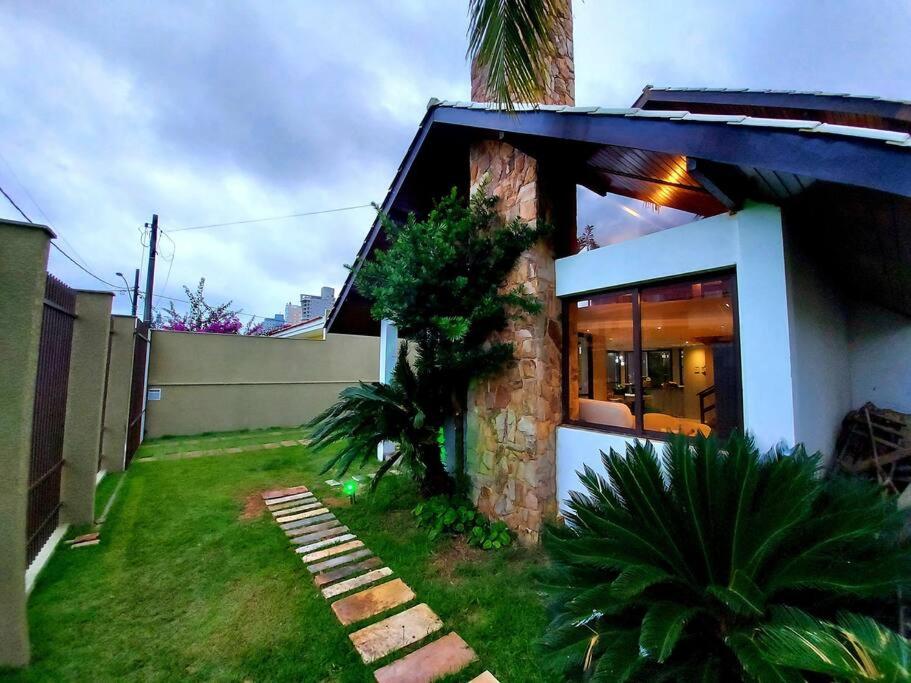 LINDA CASA COM PISCINA EM PICARRAS SC e VISTA PARA O MAR