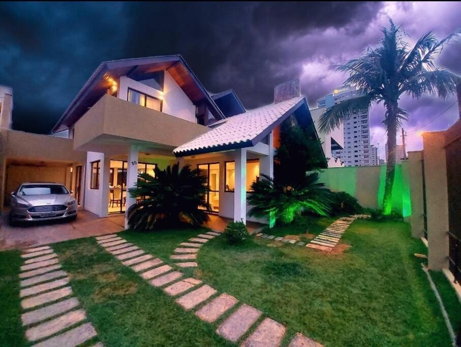 LINDA CASA COM PISCINA EM PICARRAS SC e VISTA PARA O MAR