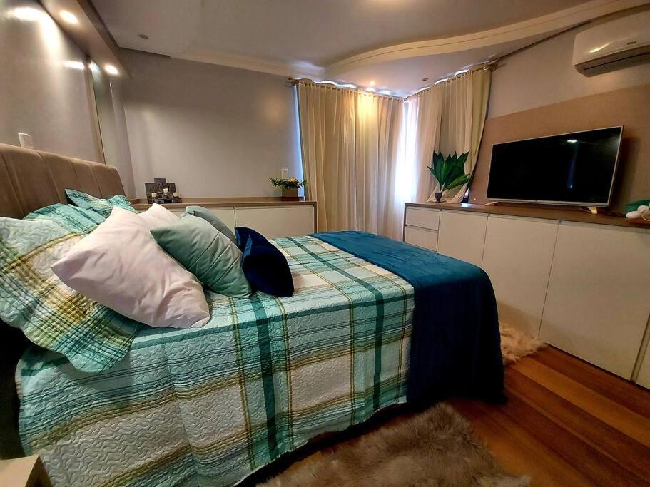 LINDA CASA COM PISCINA EM PICARRAS SC e VISTA PARA O MAR