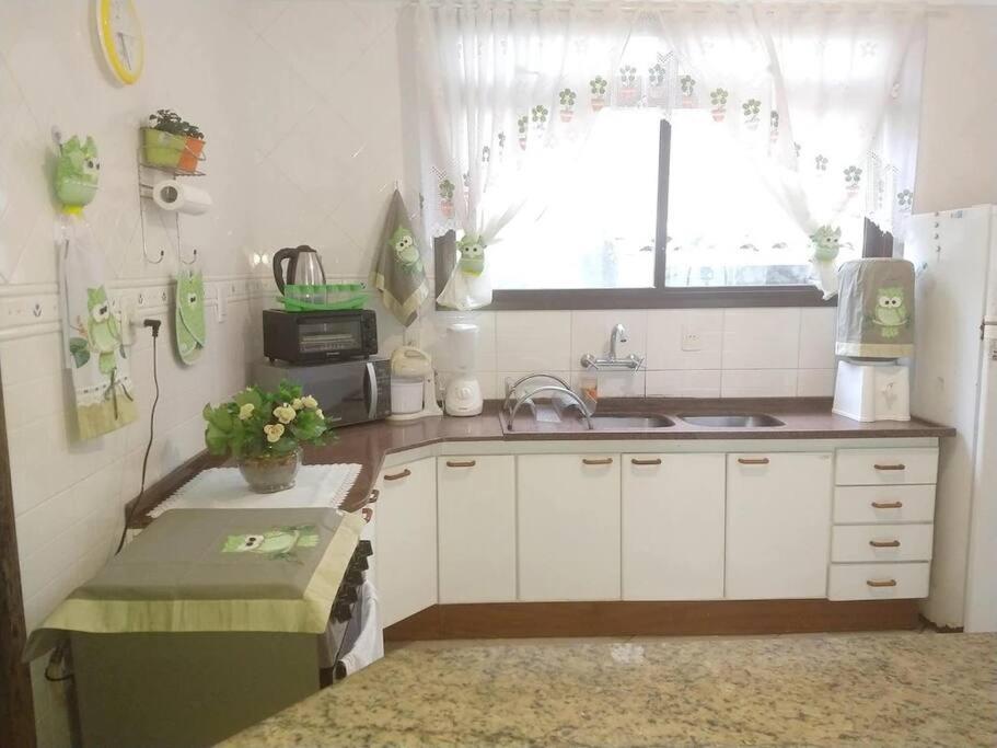 LINDA CASA COM PISCINA EM PICARRAS SC e VISTA PARA O MAR