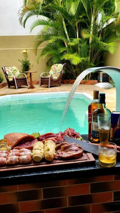LINDA CASA COM PISCINA EM PICARRAS SC e VISTA PARA O MAR
