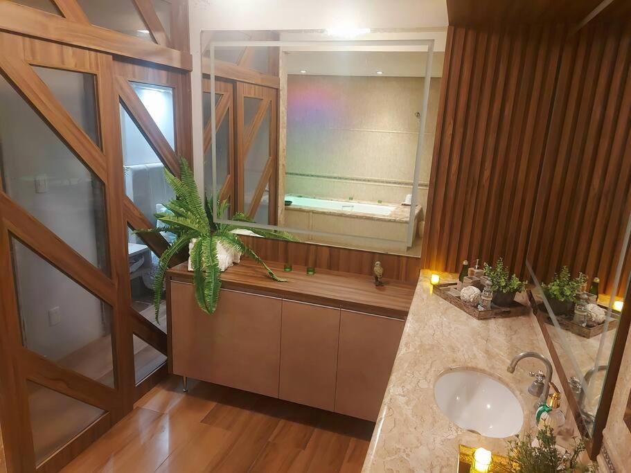 LINDA CASA COM PISCINA EM PICARRAS SC e VISTA PARA O MAR