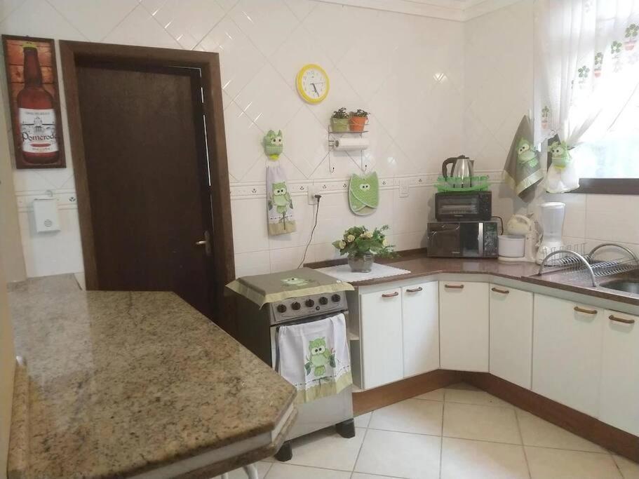 LINDA CASA COM PISCINA EM PICARRAS SC e VISTA PARA O MAR