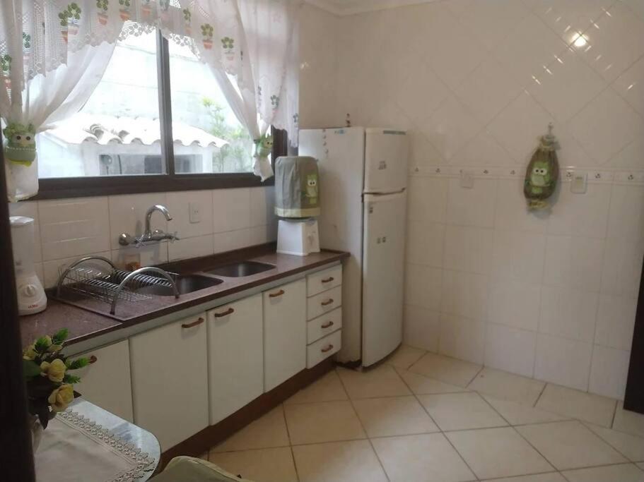 LINDA CASA COM PISCINA EM PICARRAS SC e VISTA PARA O MAR