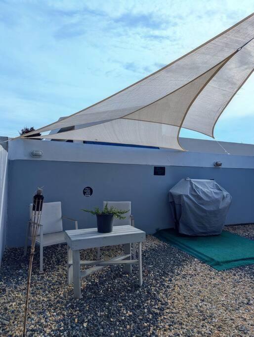 Small, practical and cozy, near the Embassy Hotel view 5