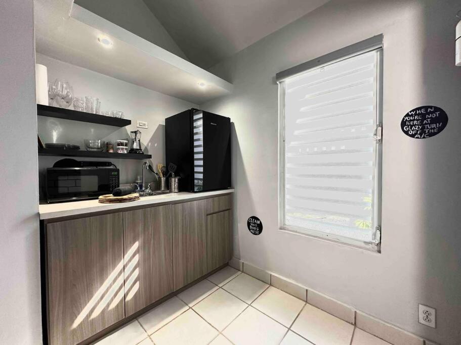 Small, practical and cozy, near the Embassy Hotel view 3