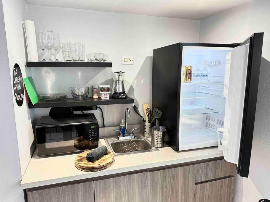 Small, practical and cozy, near the Embassy Hotel view 4