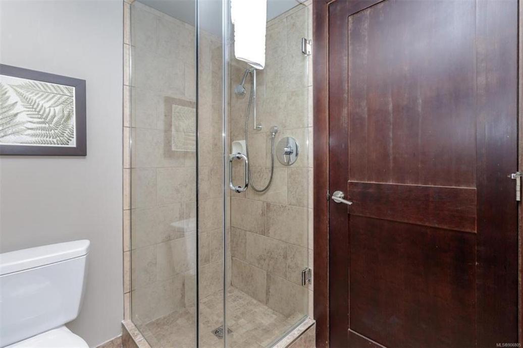 Parksville Vacations - Stylish Family Condo at Beachfront Resort - Property Image 2