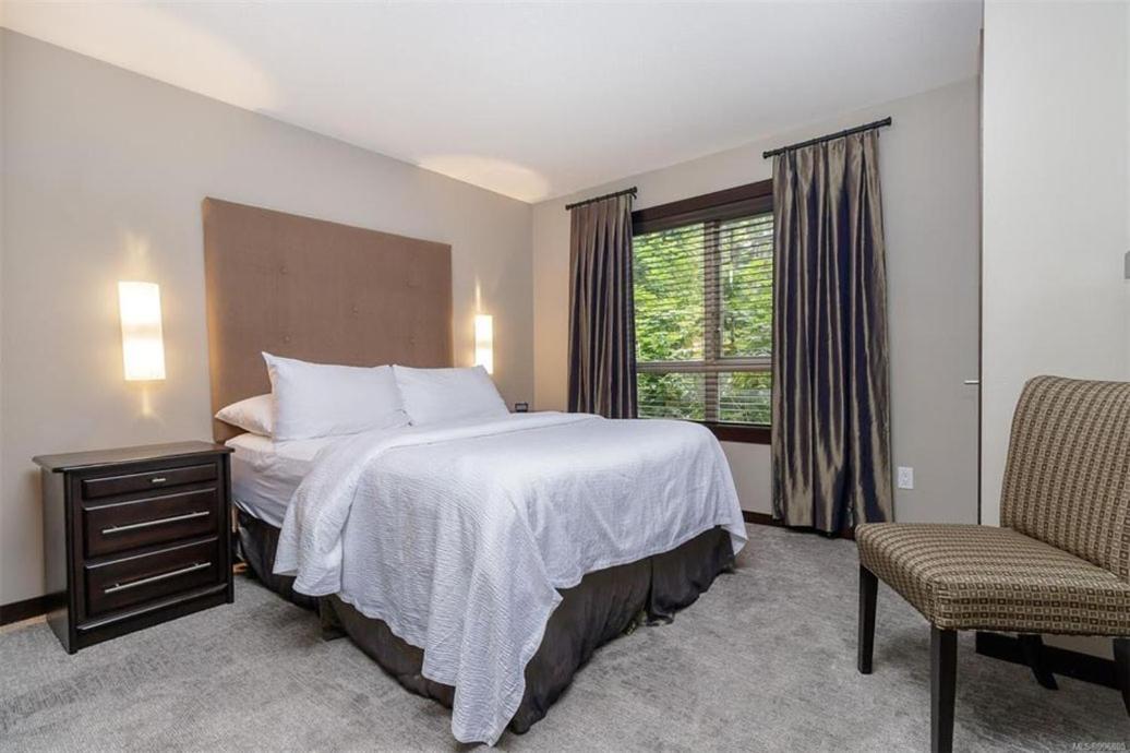 Parksville Vacations - Stylish Family Condo at Beachfront Resort - Property Image 4