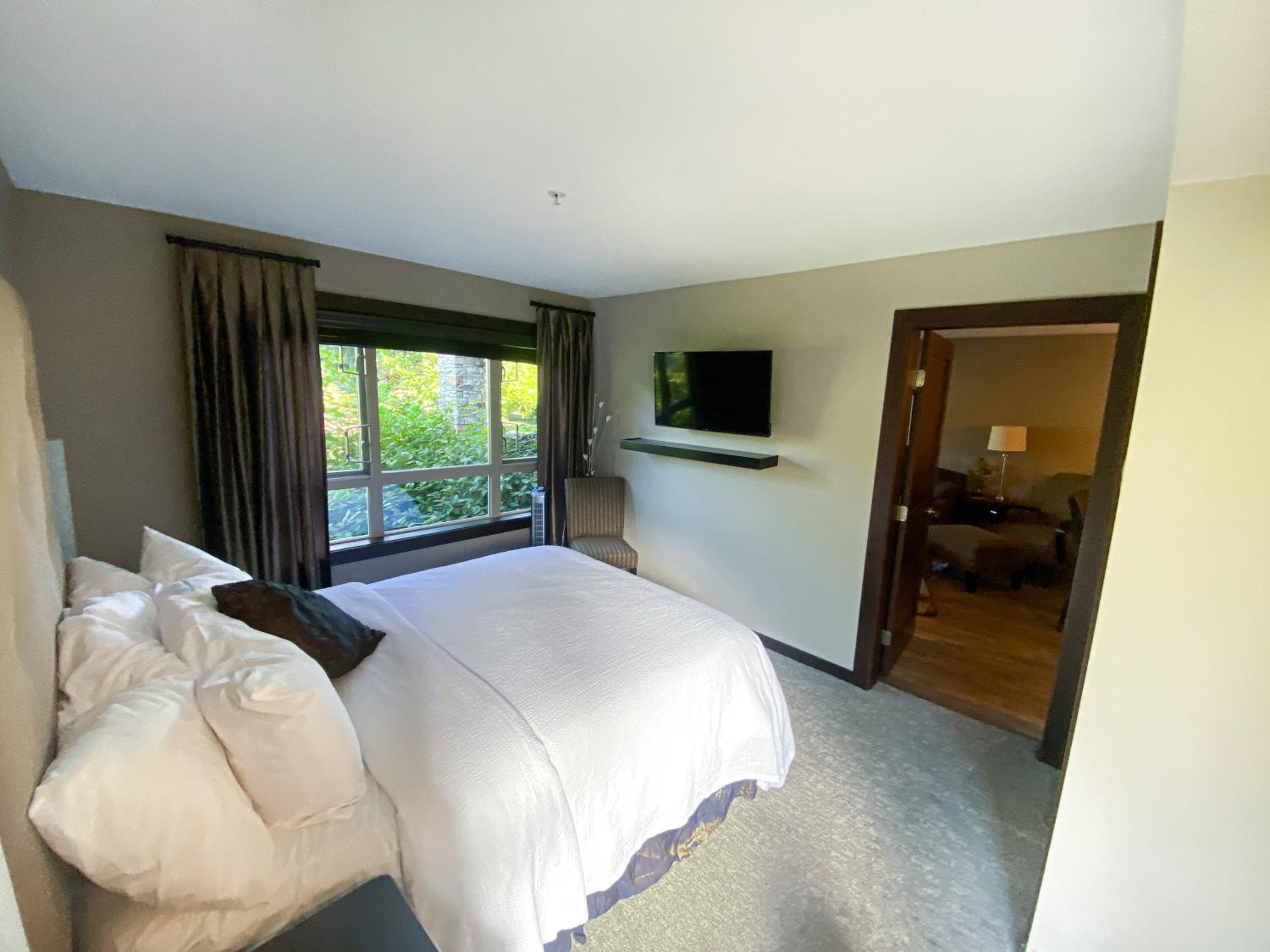 Parksville Vacations - Stylish Family Condo at Beachfront Resort - Property Image 2