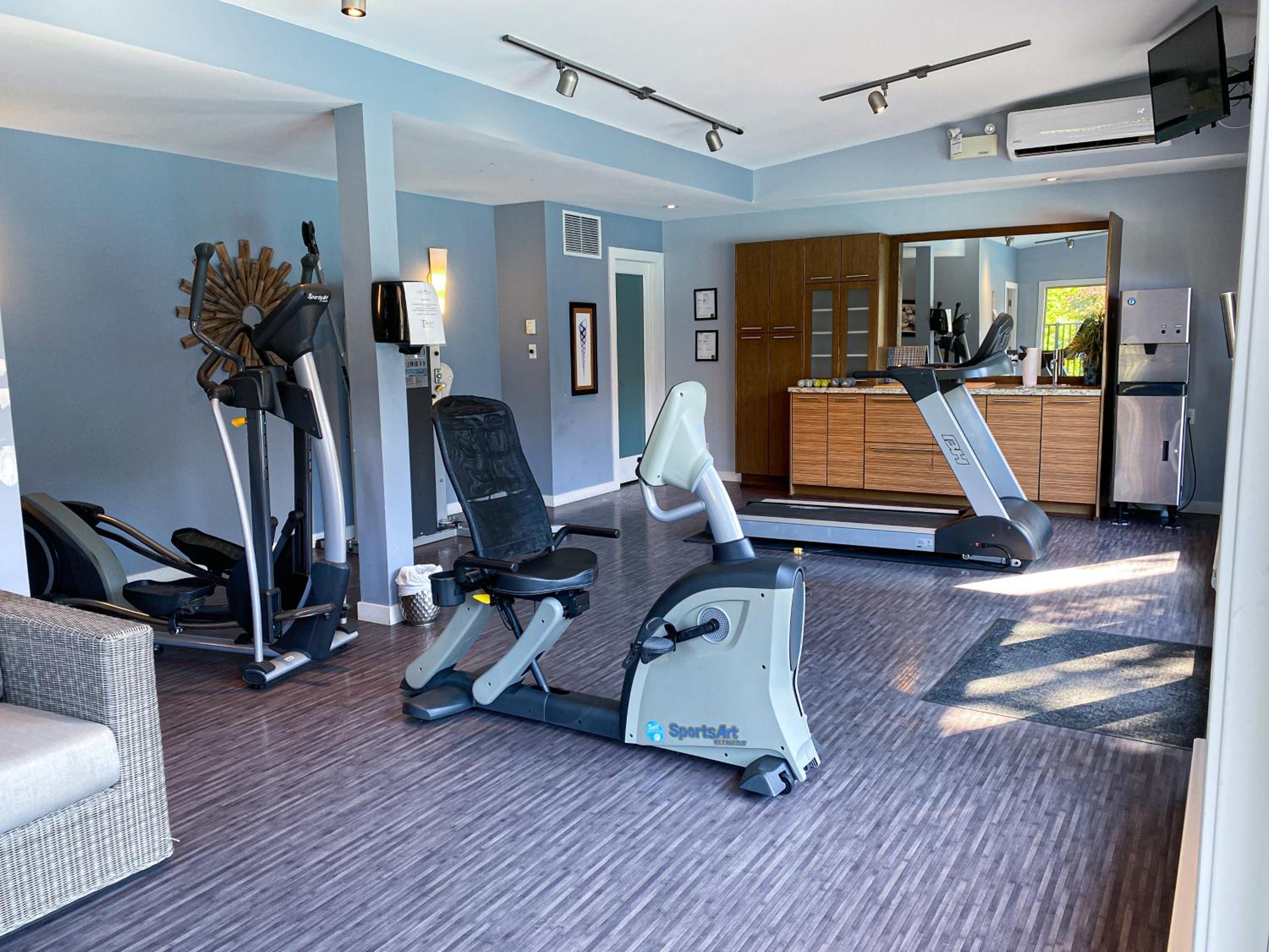 Parksville Vacations - Stylish Family Condo at Beachfront Resort - Property Image 5