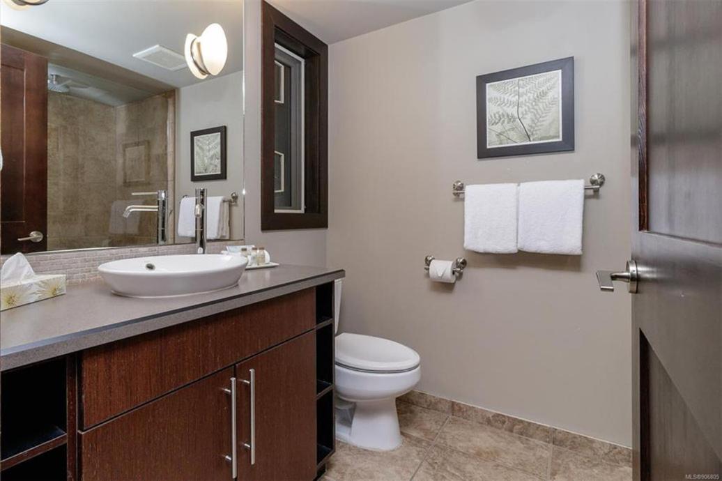 Parksville Vacations - Stylish Family Condo at Beachfront Resort - Property Image 6