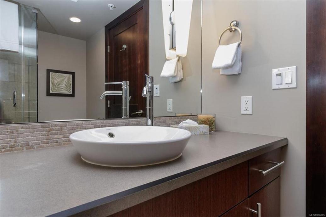 Parksville Vacations - Stylish Family Condo at Beachfront Resort - Property Image 8