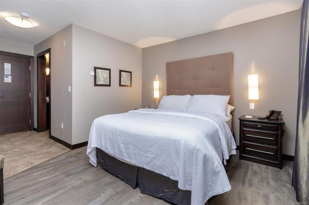 Parksville Vacations - Stylish Family Condo at Beachfront Resort - Property Image 9