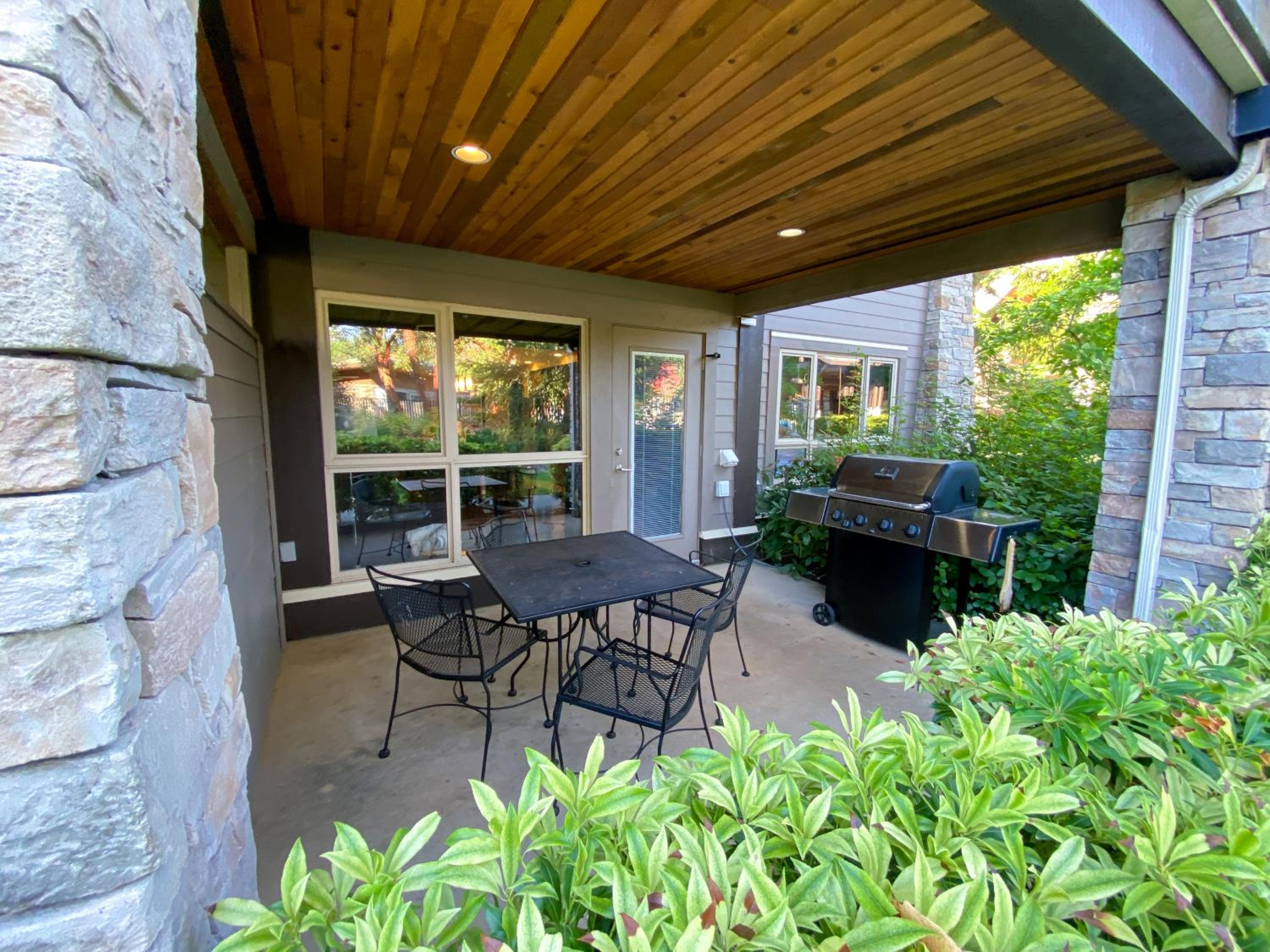 Parksville Vacations - Stylish Family Condo at Beachfront Resort - Property Image 10