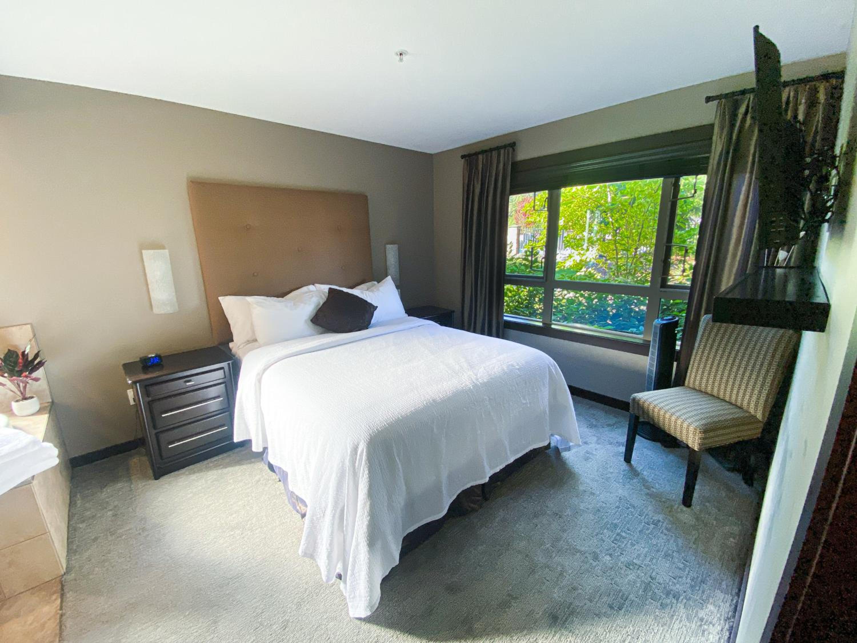Parksville Vacations - Stylish Family Condo at Beachfront Resort - Property Image 11