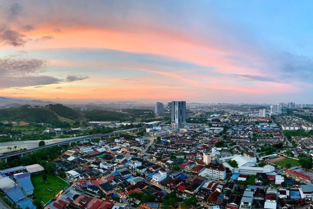 Charming Condo, City View, Next To MRT station photo 8