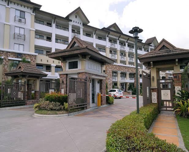 Budget Family 2BR Fast Wifi Free Pool beside SM Mall view 4