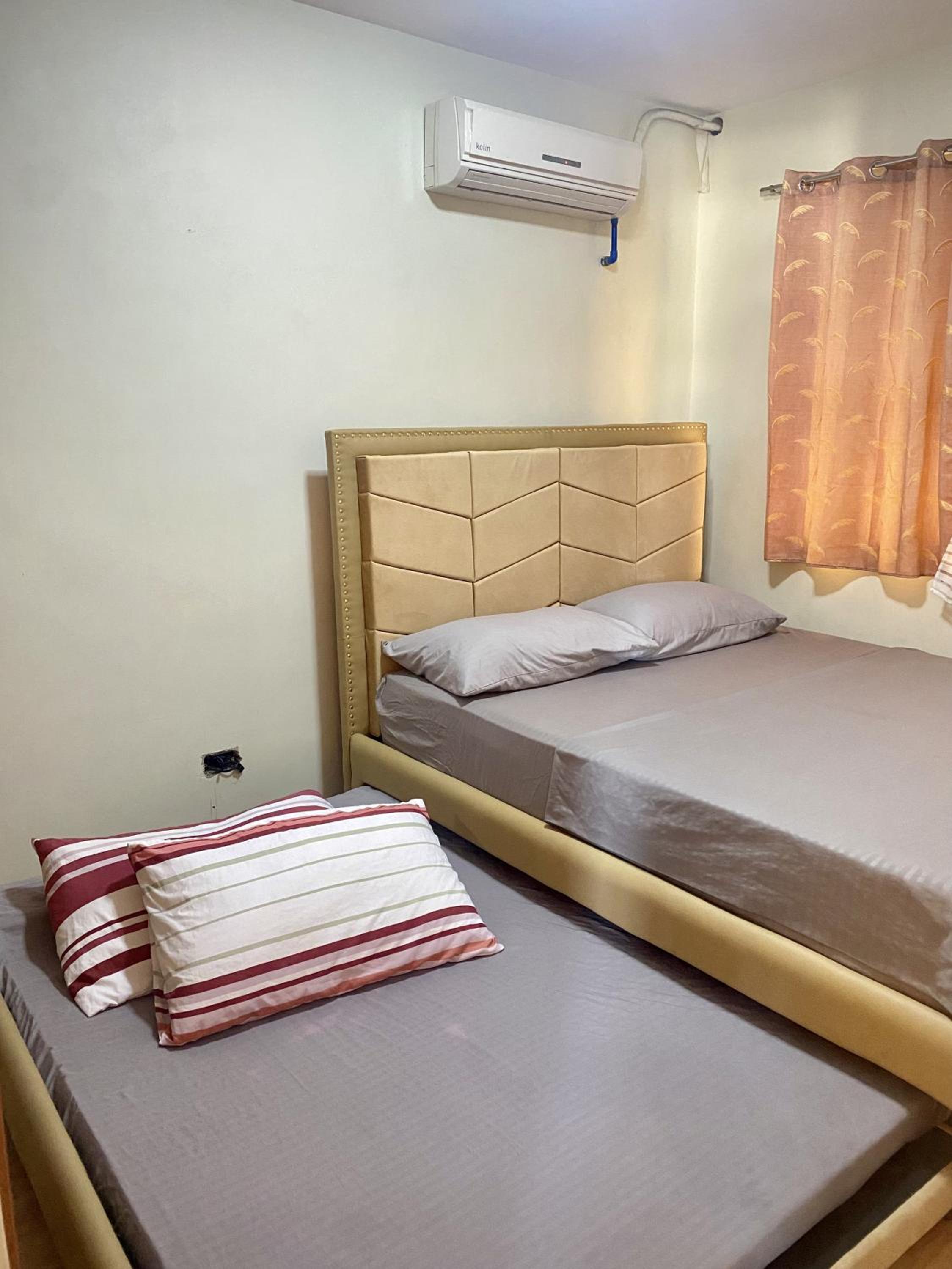 Budget Family 2BR Fast Wifi Free Pool beside SM Mall view 2