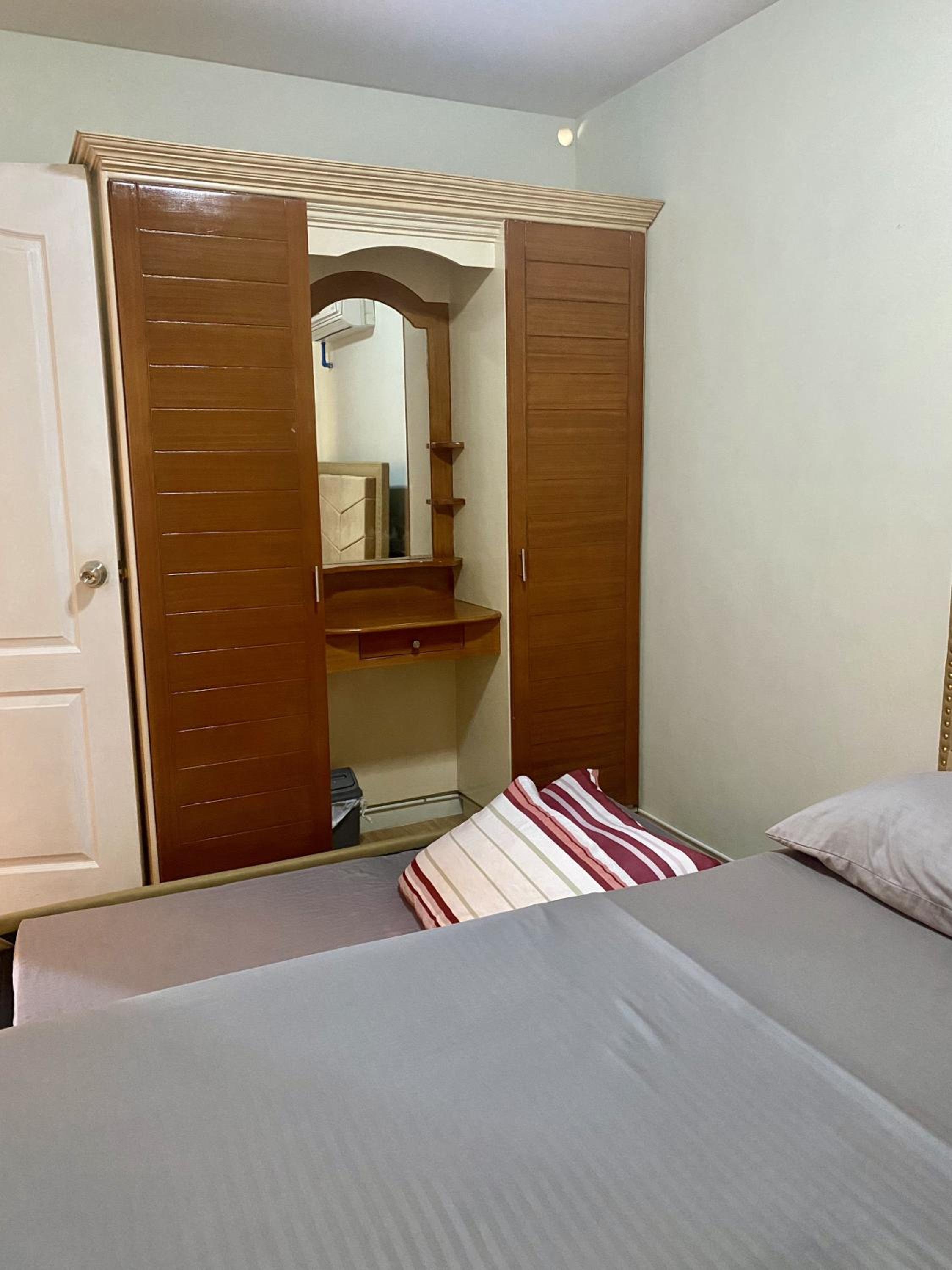 Budget Family 2BR Fast Wifi Free Pool beside SM Mall view 5