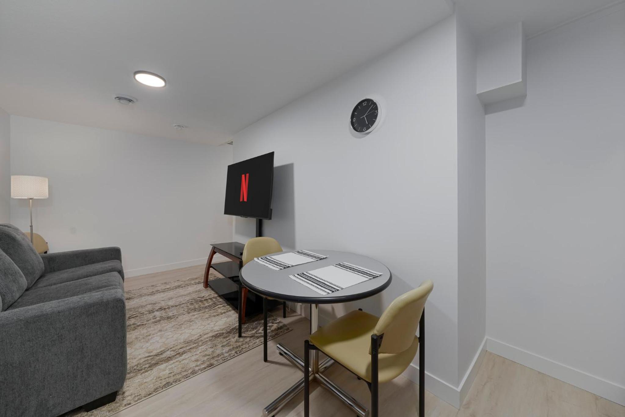 Modern Suite by Royal Alexandra Hospital l Free Parking WiFi Netflix