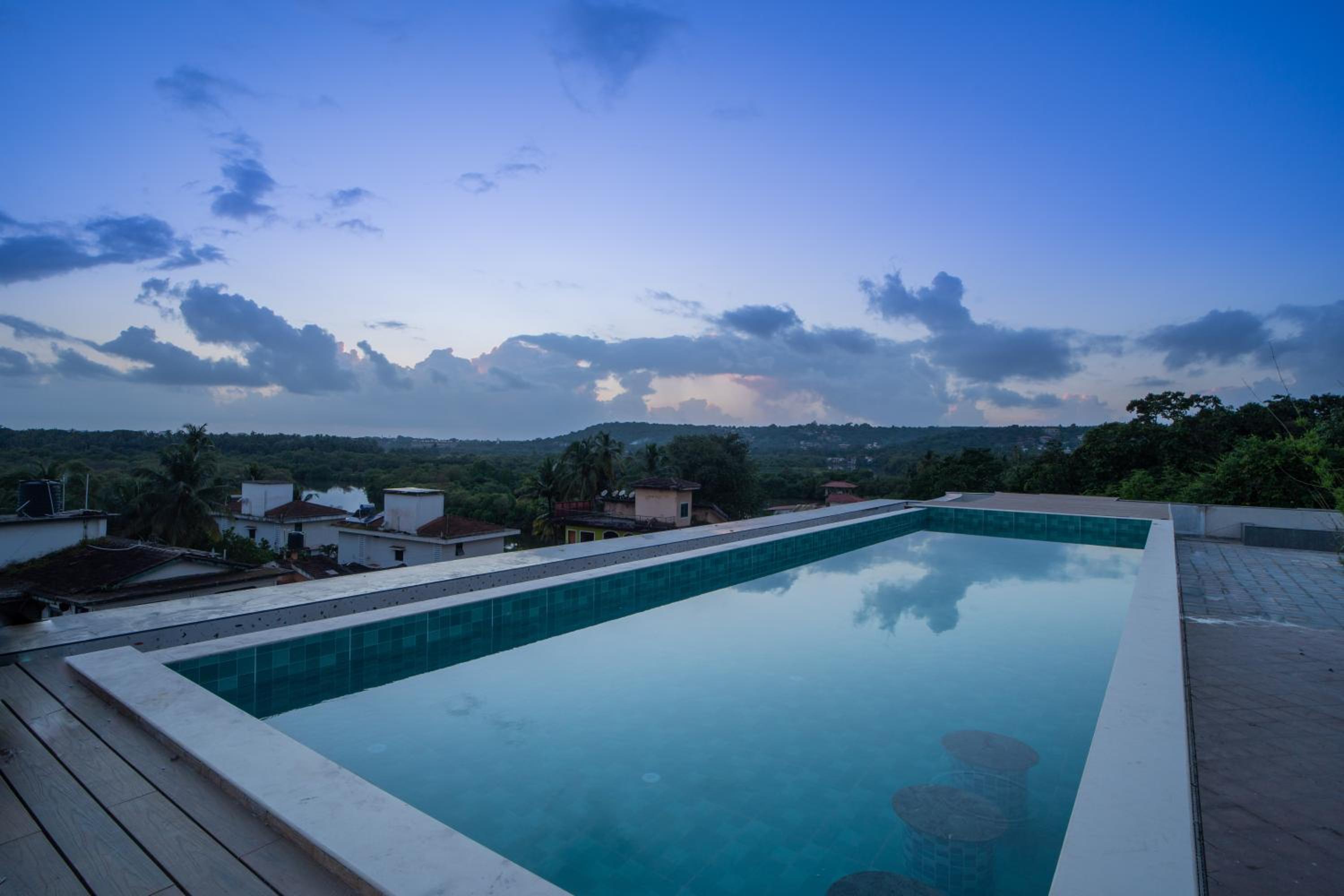 ELIVAAS 1 BHK with Rooftop Pool - Kamerios Verano