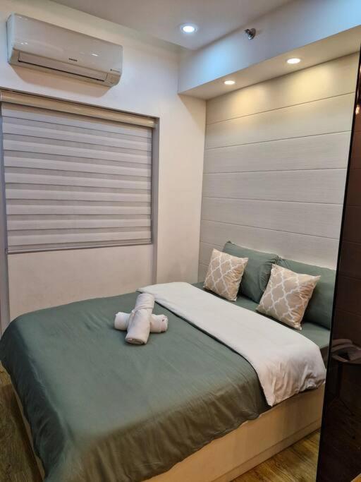 Cozy retreat w Balcony, Netflix, 100 mbps internet, Pool, near BGC view 2