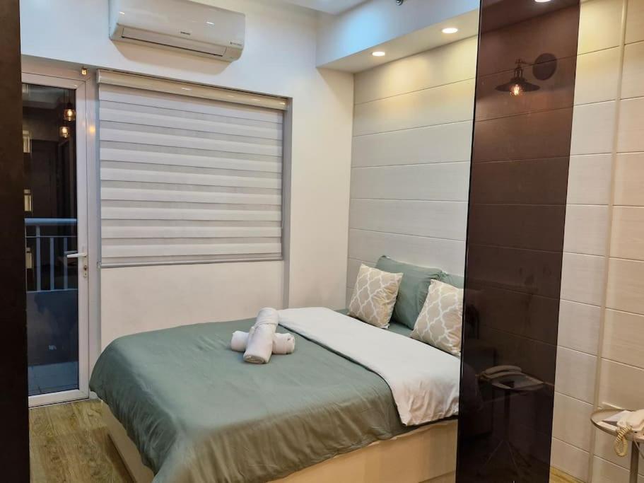 Cozy retreat w Balcony, Netflix, 100 mbps internet, Pool, near BGC view 3