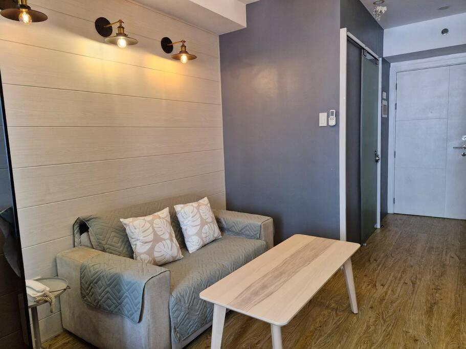 Cozy retreat w Balcony, Netflix, 100 mbps internet, Pool, near BGC view 5