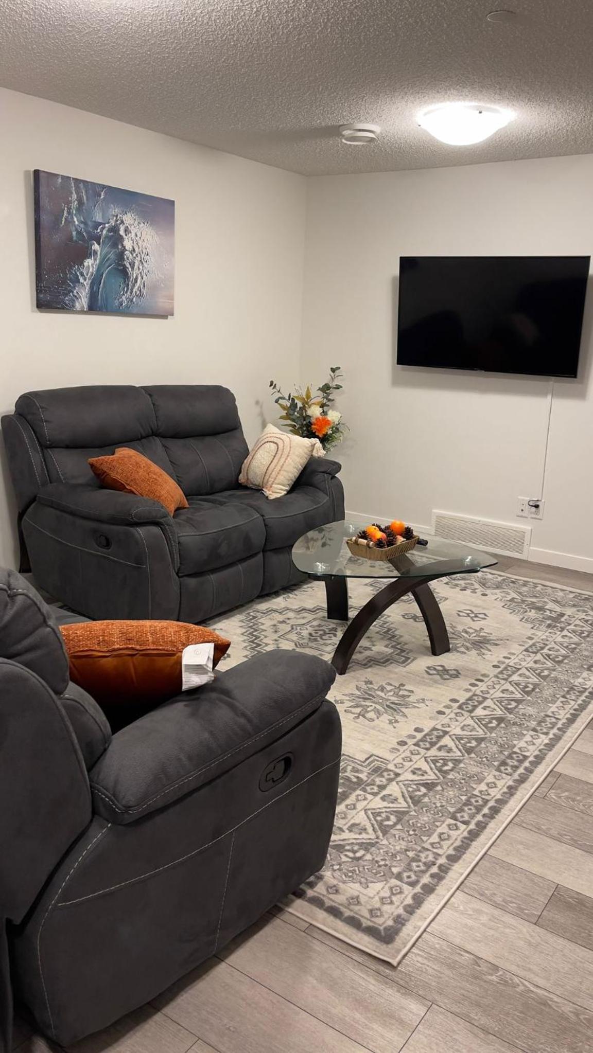 Exquisite Basement Suite, 7mins away to Landmark Cinema and Malls
