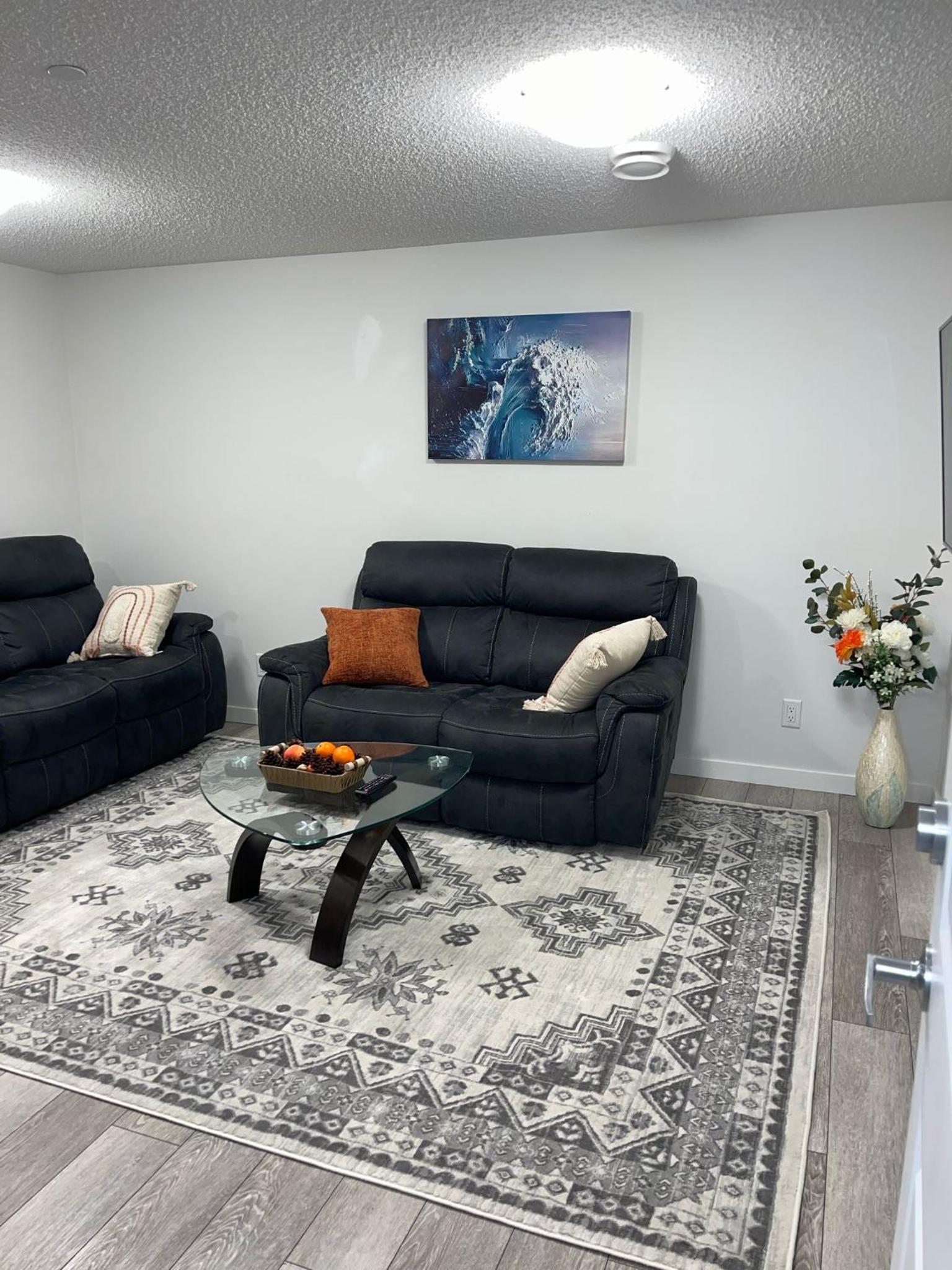 Exquisite Basement Suite, 7mins away to Landmark Cinema and Malls