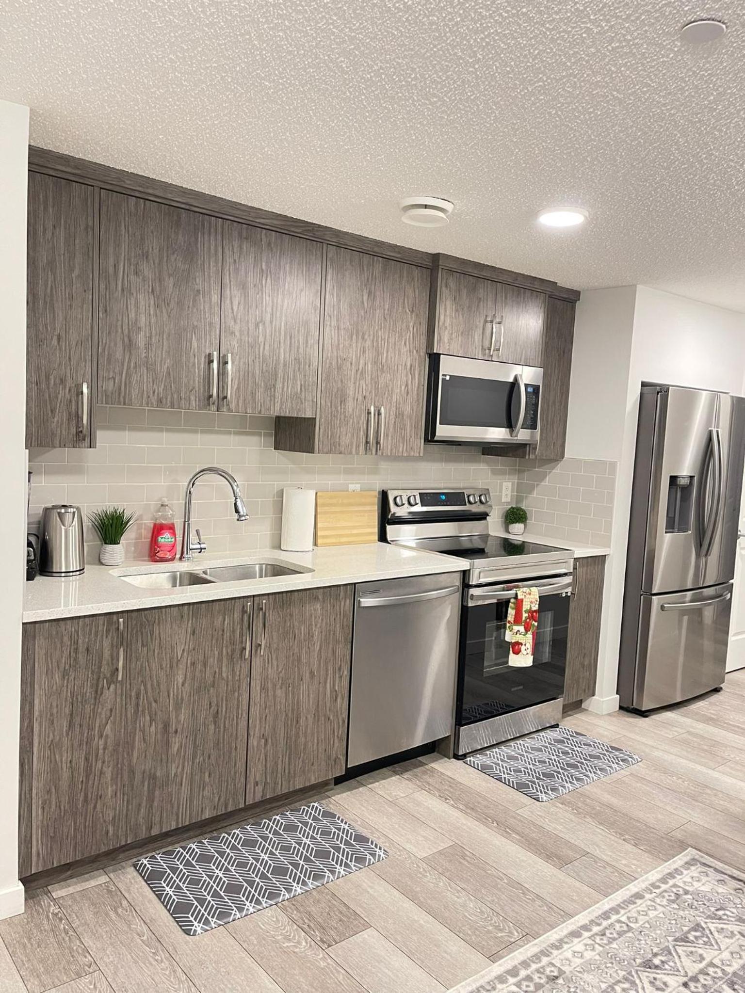 Exquisite Basement Suite, 7mins away to Landmark Cinema and Malls