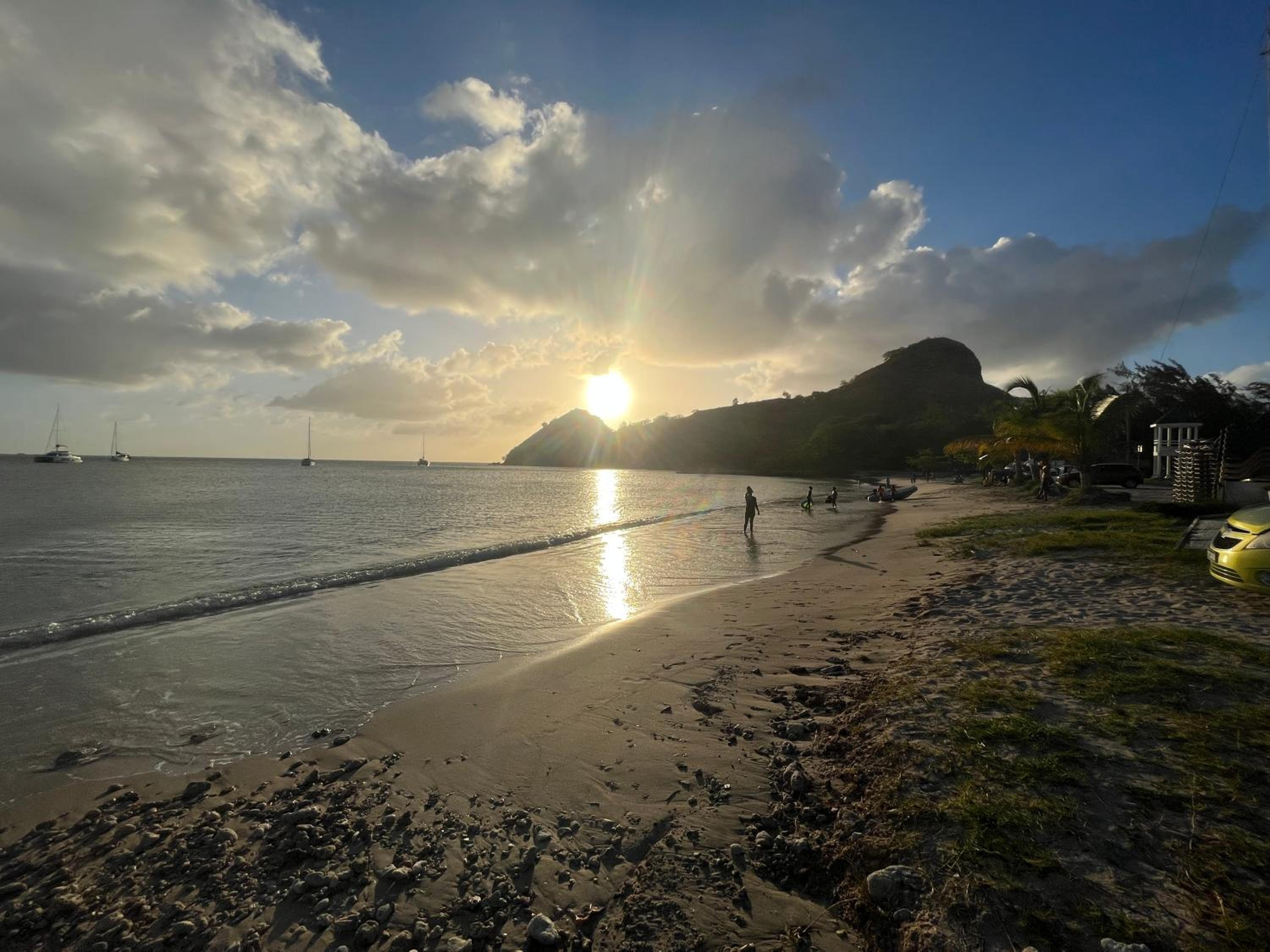 Beachwalk Becune