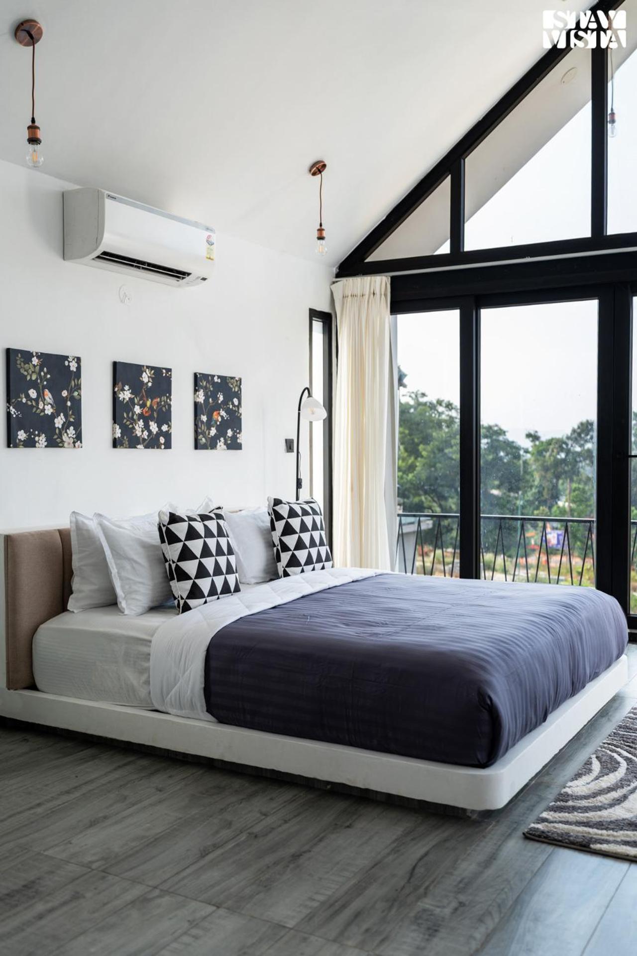 StayVista at Lotus Lumiere with Breakfast & jacuzzi