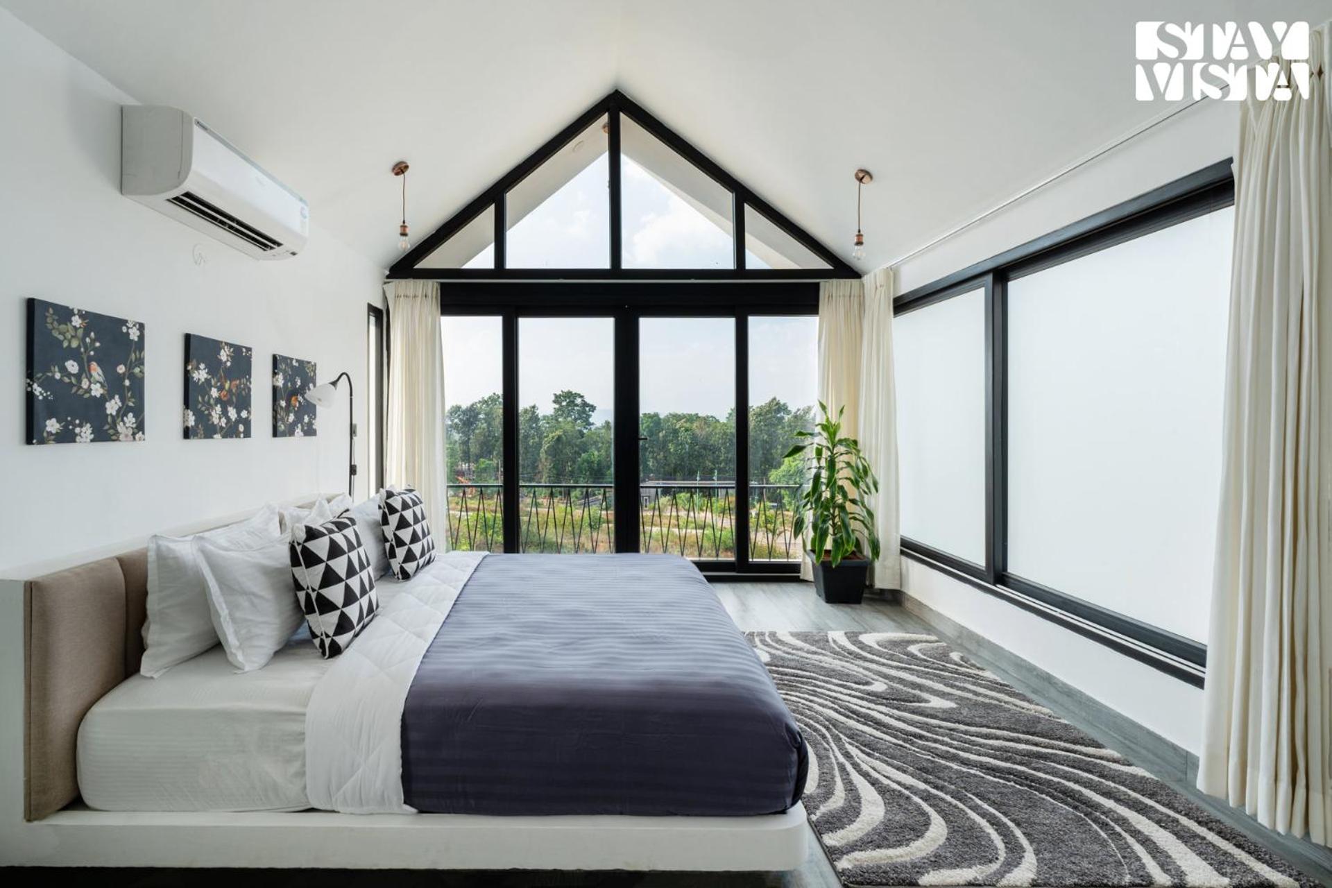 StayVista at Lotus Lumiere with Breakfast & jacuzzi