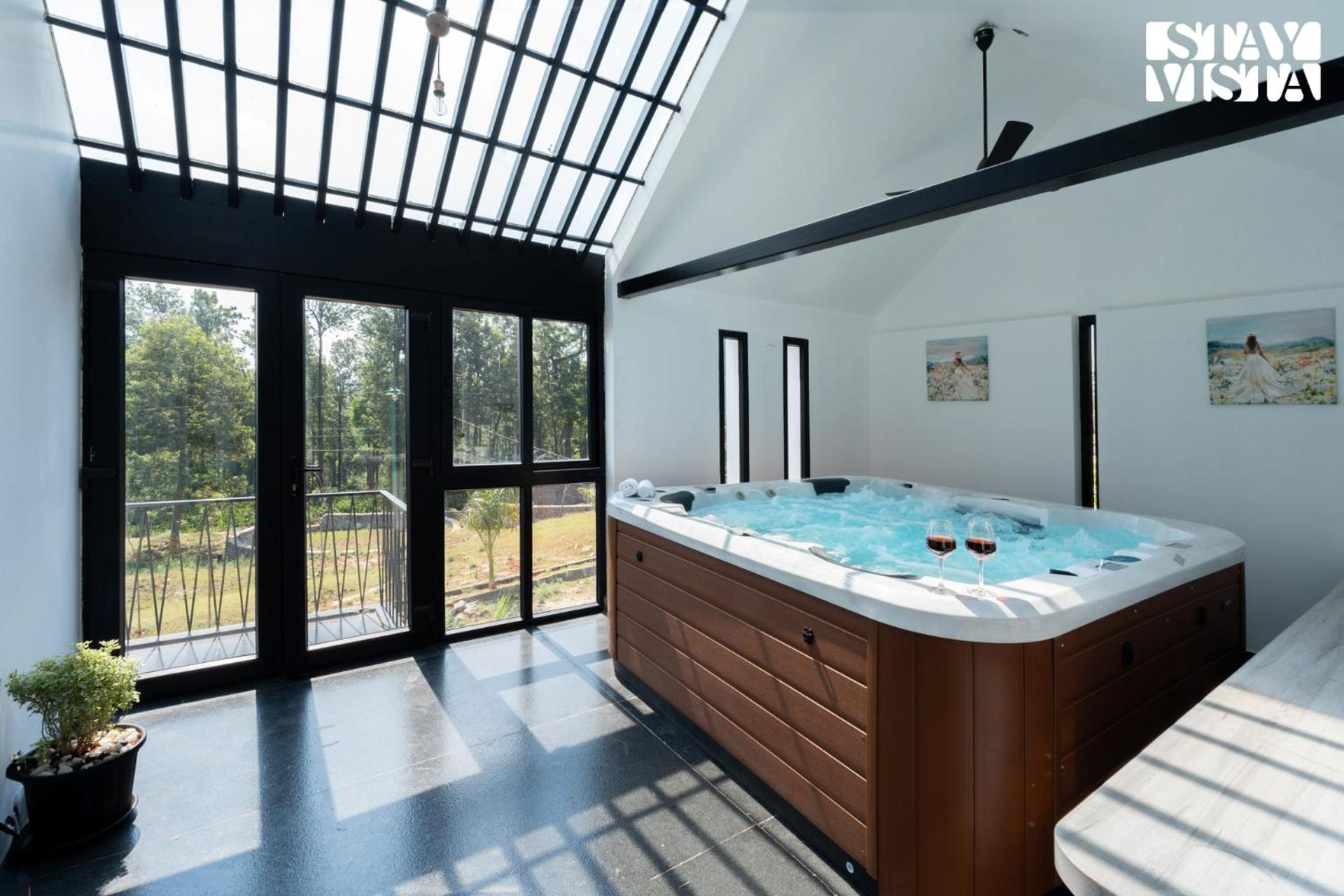 StayVista at Lotus Lumiere with Breakfast & jacuzzi
