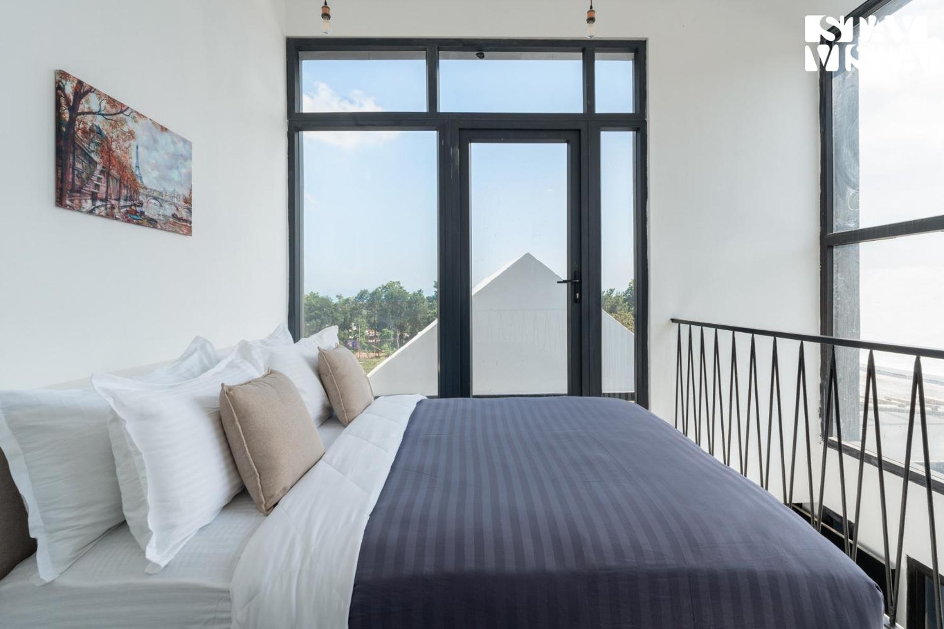 StayVista at Lotus Lumiere with Breakfast & jacuzzi