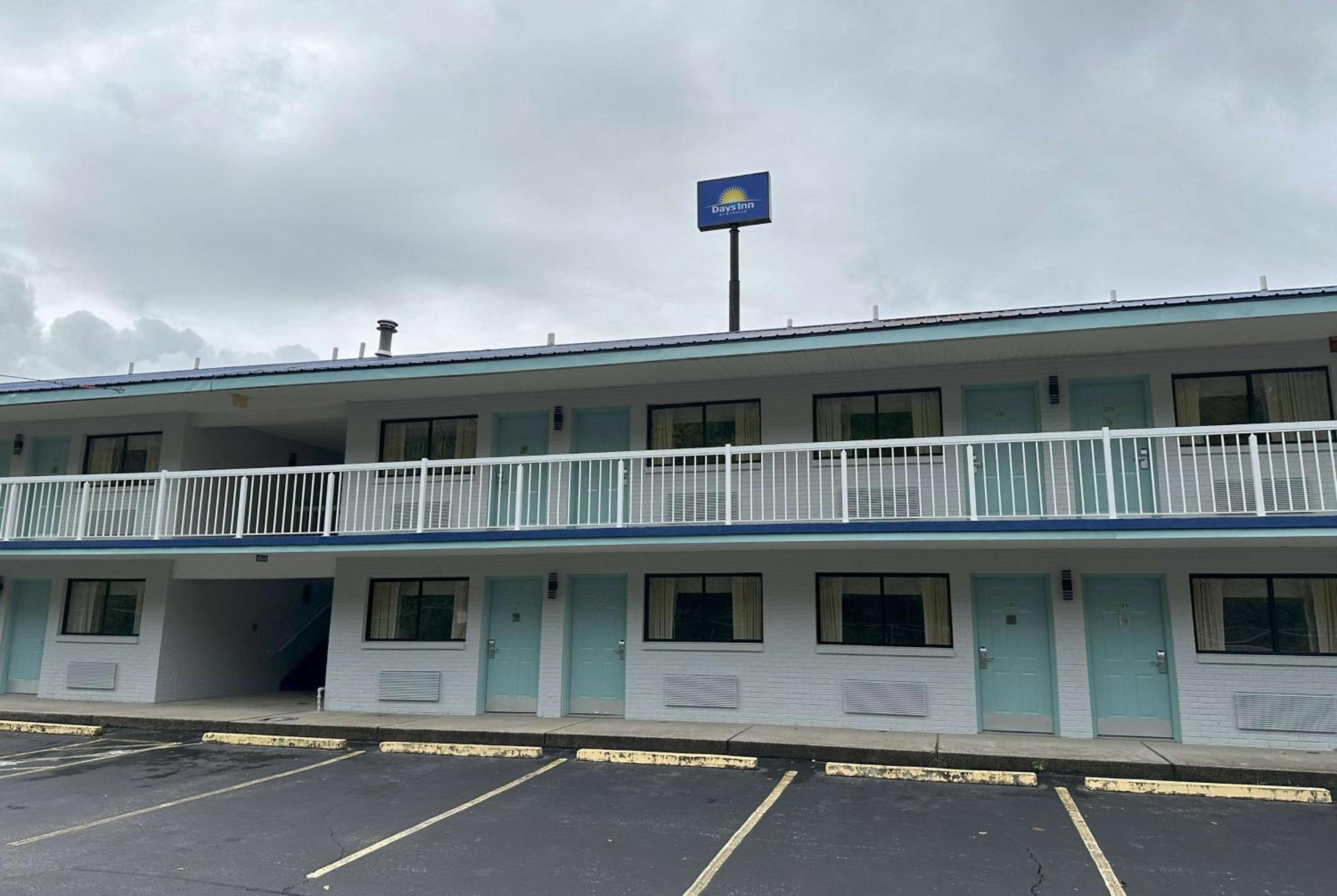 Days Inn by Wyndham Renfro Valley Mount Vernon view 3