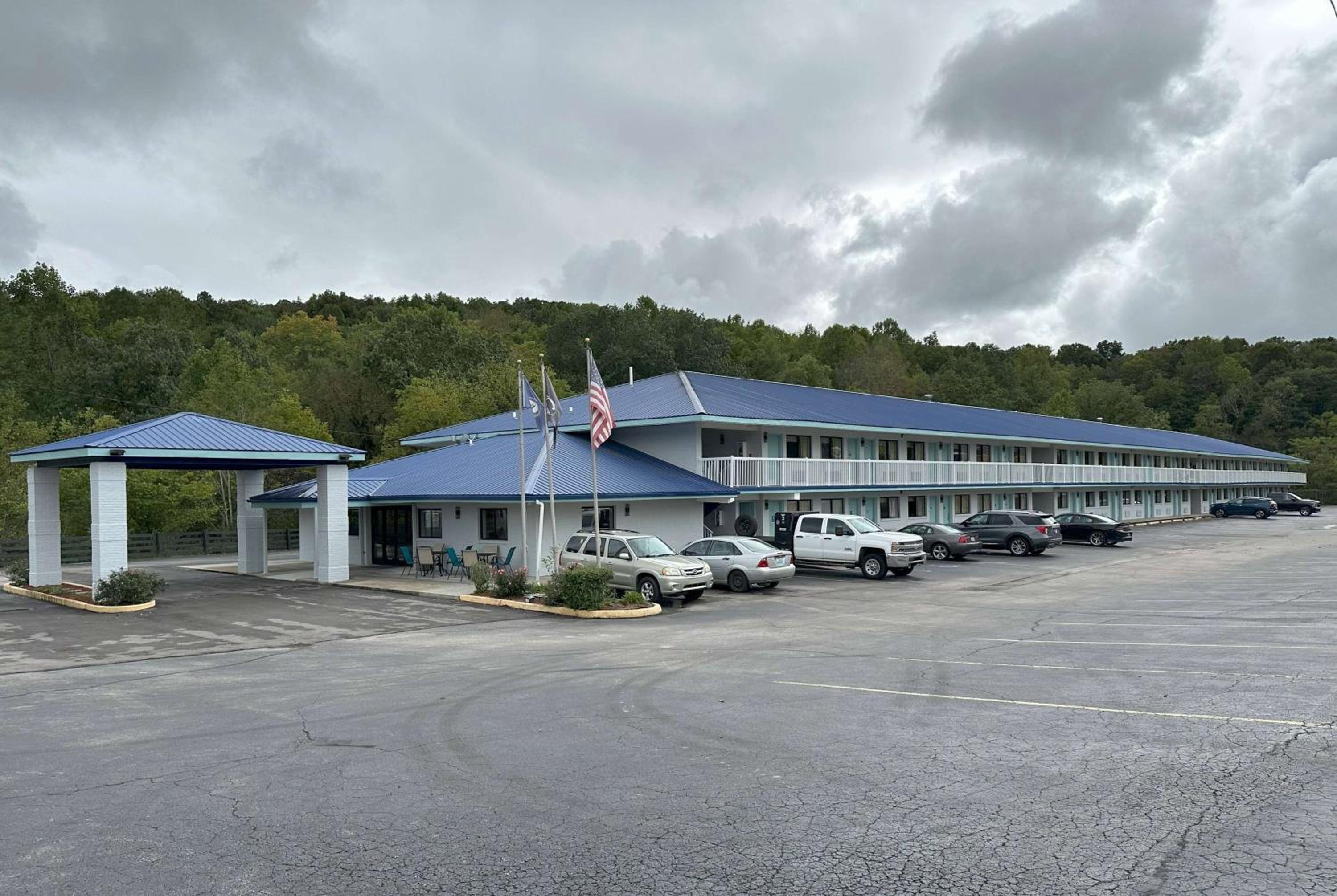 Days Inn by Wyndham Renfro Valley Mount Vernon view 2