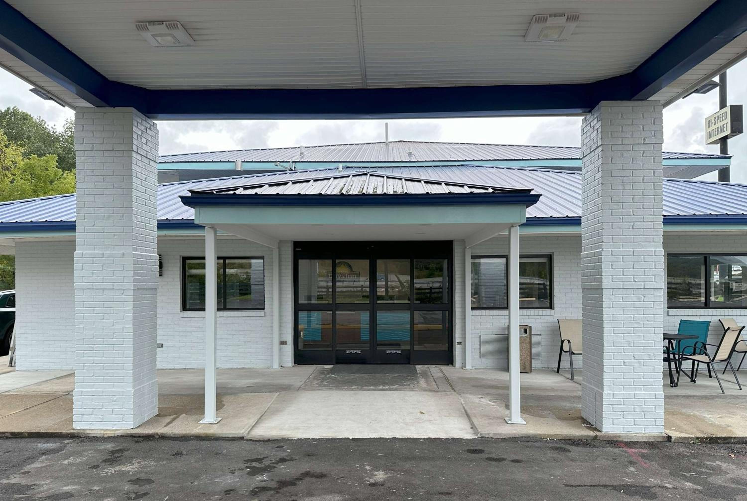 Days Inn by Wyndham Renfro Valley Mount Vernon view 4