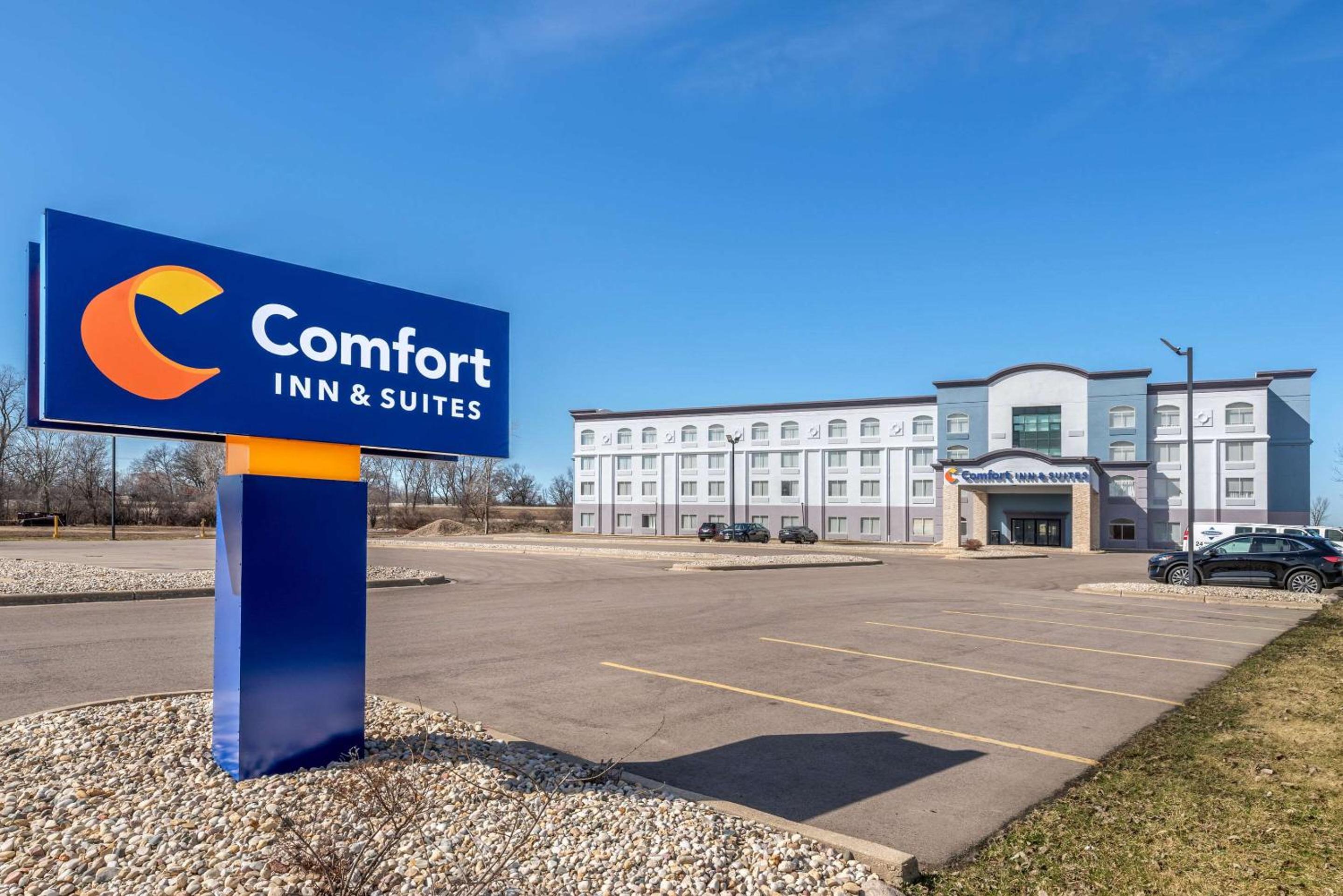 Hotel Comfort Inn & Suites - Image 1