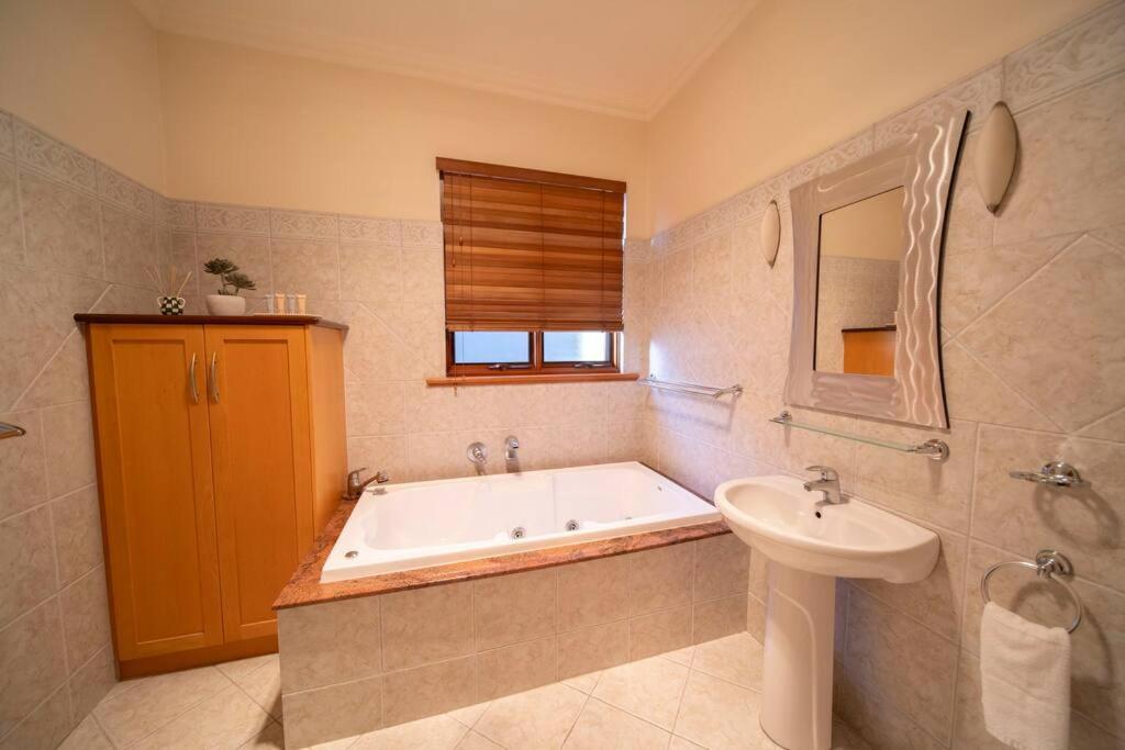 Cozy holiday home 5 mins walk to beach in Glenelg