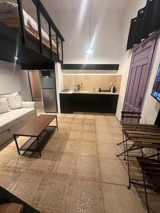 2 Carmel Market studio