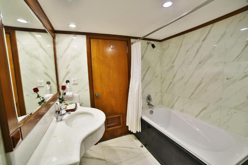 Sunny 1 Hotel HN - by BAY LUXURY