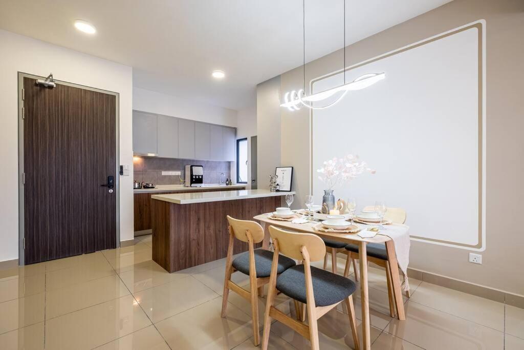 Sunlight 4BR 9pax MVertica Sunway Velocity Mall