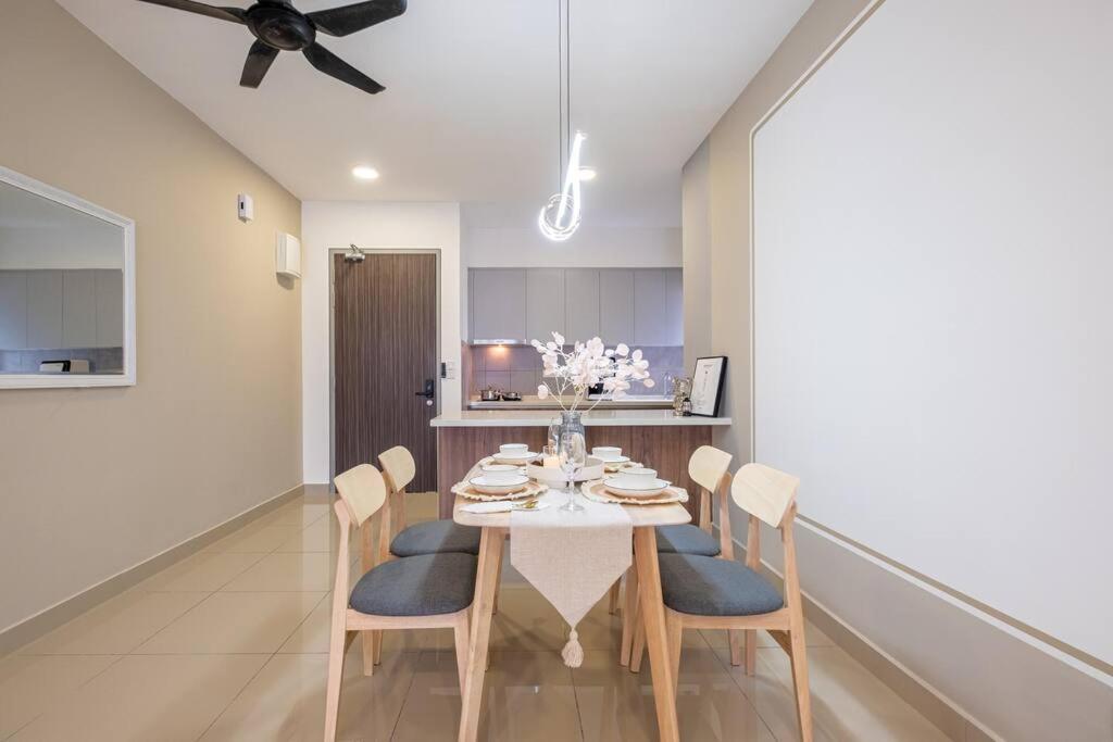 Sunlight 4BR 9pax MVertica Sunway Velocity Mall